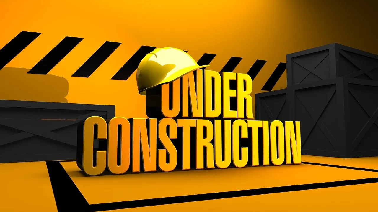 Grafische Darstellung: Schriftzug "Under Construction" mit Bauhelm und Absperrbandmuster im Hintergrund